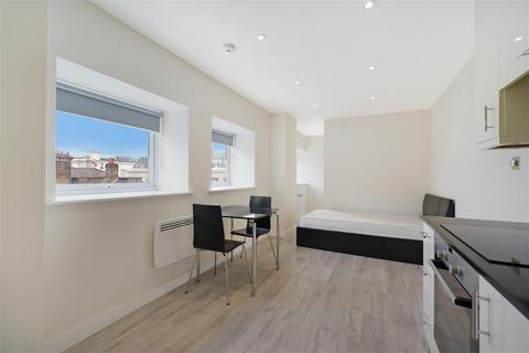 Studio to rent, Brixton Road, SW9