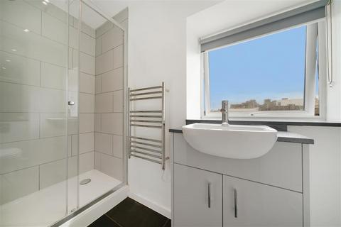 Studio to rent, Brixton Road, SW9