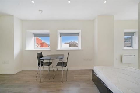 Studio to rent, Brixton Road, SW9