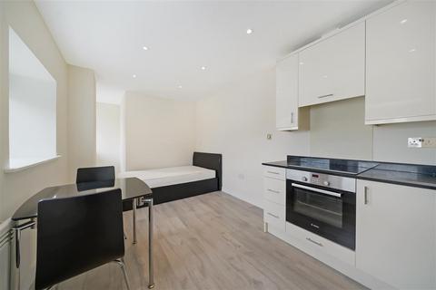 Studio to rent, Brixton Road, SW9