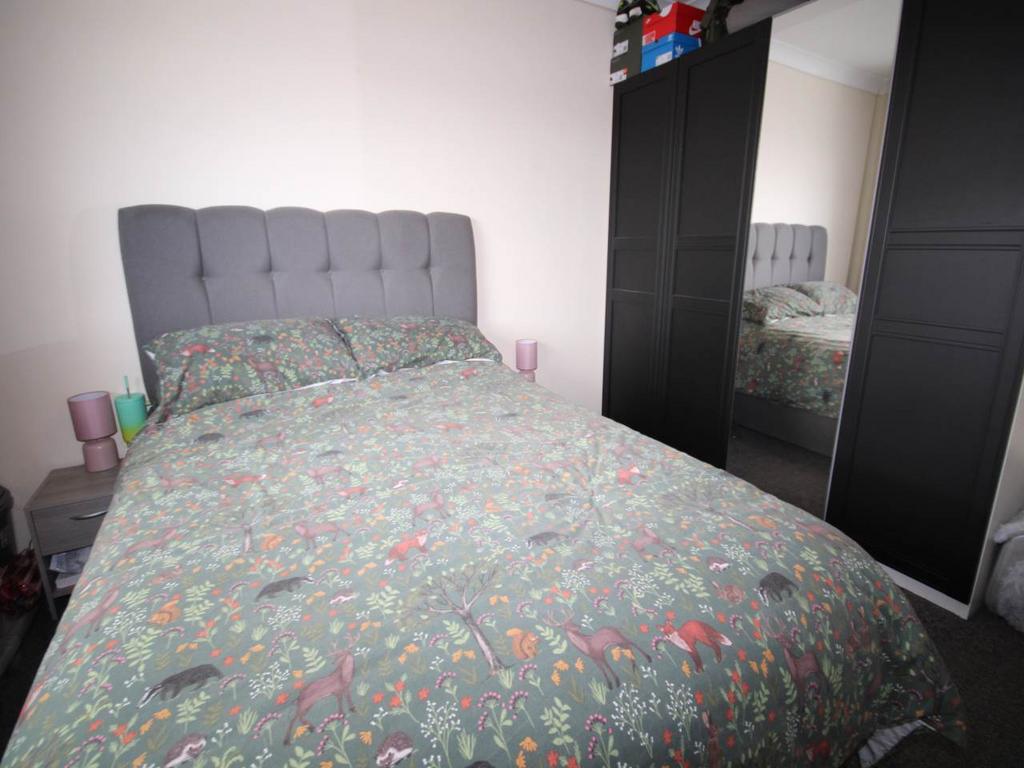 Bedroom 1 (2)