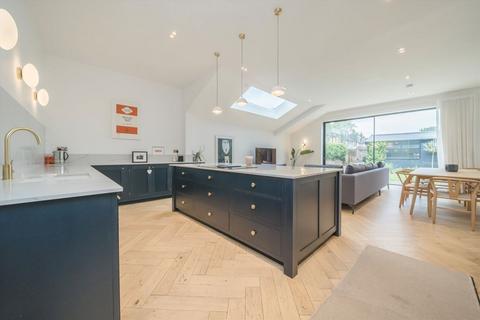 30 Emanuel Avenue, London, W3 6JJ