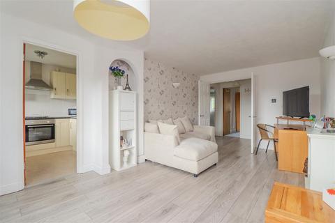 2 bedroom flat for sale, Newbridge Close, Broadbridge Heath, Horsham