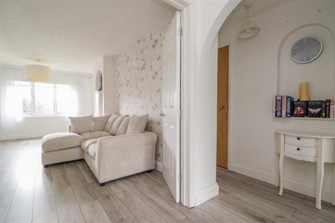 2 bedroom flat for sale, Newbridge Close, Broadbridge Heath, Horsham