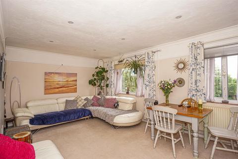 2 bedroom flat for sale, Edinburgh Road, St. Leonards-On-Sea
