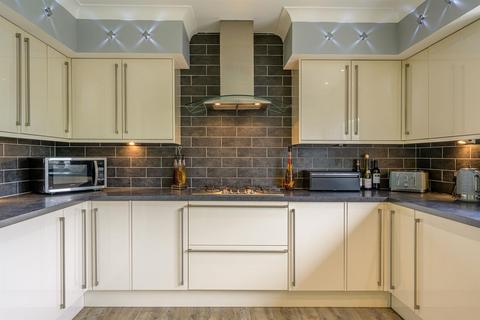 2 Clent View Road, Stourbridge, DY8 3JE