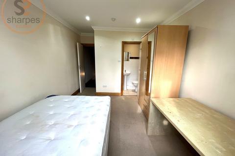 House share to rent, Robinson Road, London