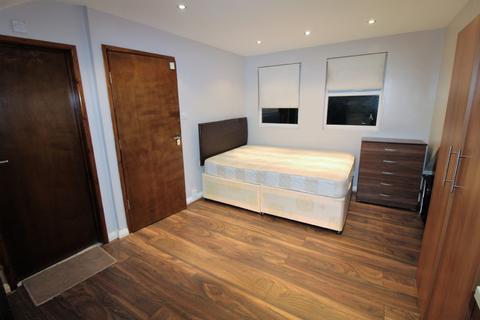 Studio to rent, Finsbury Park, London N4