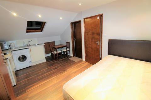 Studio to rent, Finsbury Park, London N4