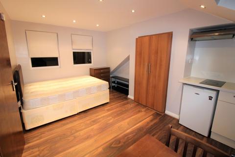 Studio to rent, Finsbury Park, London N4