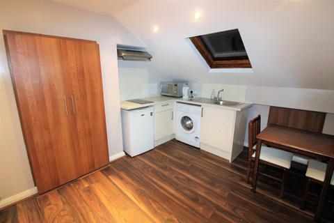 Studio to rent, Finsbury Park, London N4