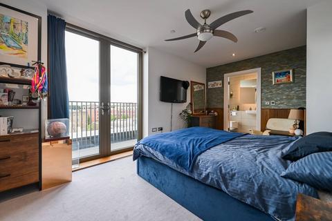 2 bedroom penthouse to rent, Bannister House, LONDON E3