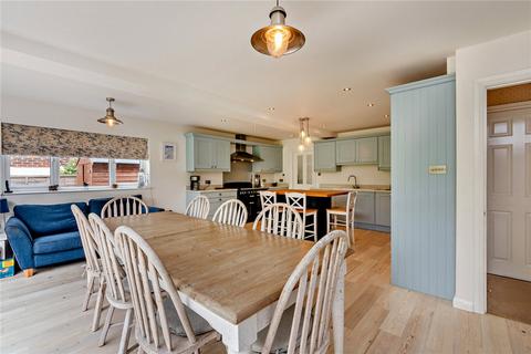 2 Arkwright Close, Highclere, Newbury, RG20 9PD