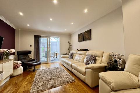 2 bedroom terraced house to rent, Burlington Close, Pinner HA5