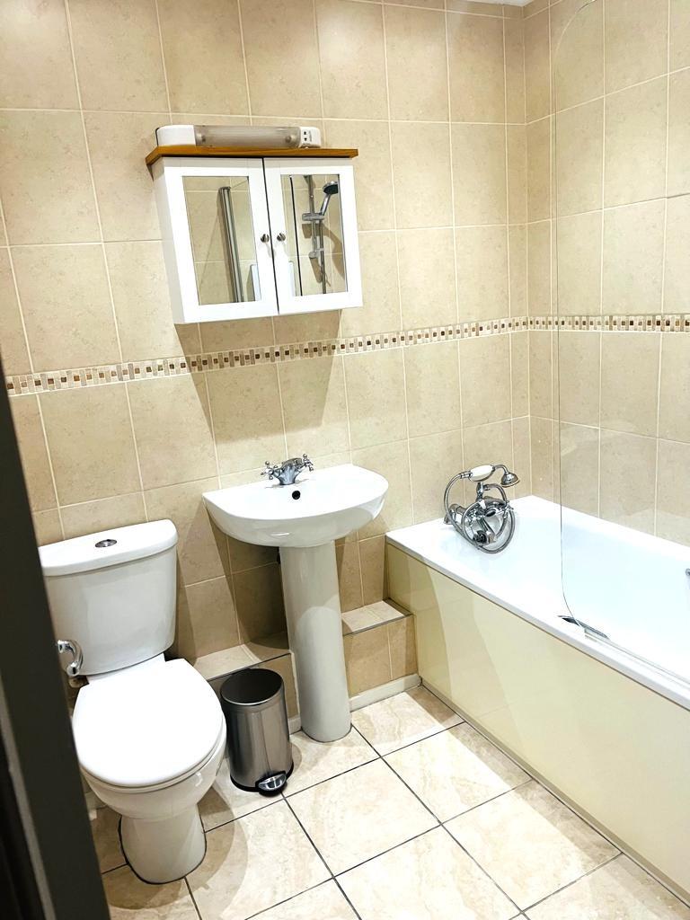 Family bathroom 1