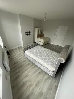 Studio to rent, Bury Old Road, Salford