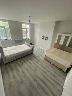 Studio to rent, Bury Old Road, Salford