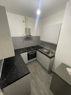 Studio to rent, Bury Old Road, Salford