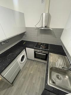Studio to rent, Bury Old Road, Salford
