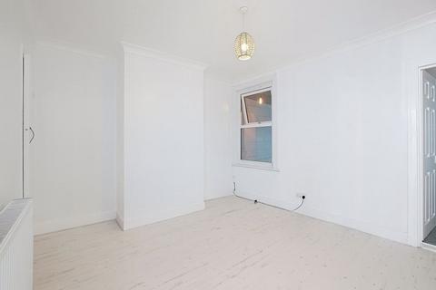 3 bedroom terraced house to rent, Albany Road, Chatham