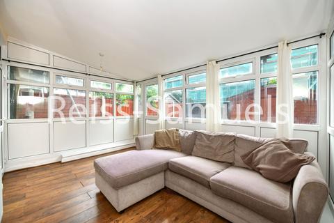 4 bedroom terraced house to rent, Patmore Estate, Battersea, London SW8