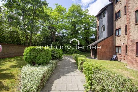 11 Cricketers Close, Erith, DA8 1TU