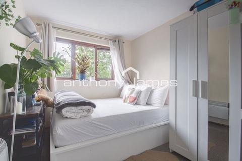 11 Cricketers Close, Erith, DA8 1TU