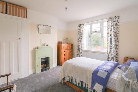 22 Fryston Avenue, Coulsdon, CR5 2PT