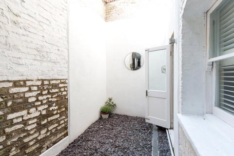 16 Sylvester Path, London, E8 1EN