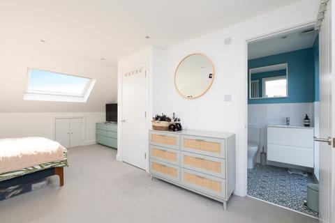 25 Sandringham Road, Worcester Park, KT4 8XW