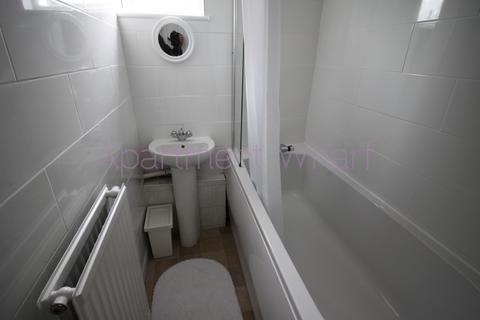 1 bedroom in a flat share to rent, Cottage Street    (All Saints), London, E14