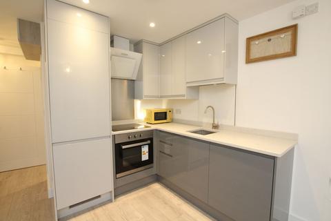 Studio to rent, Mercury Gardens, Romford, RM1