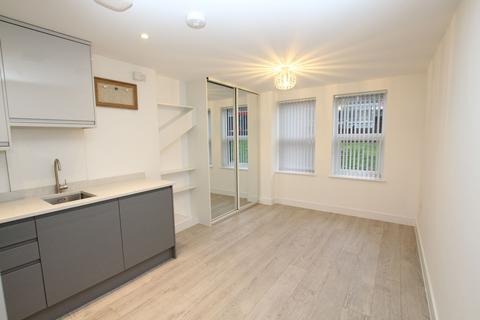 Studio to rent, Mercury Gardens, Romford, RM1
