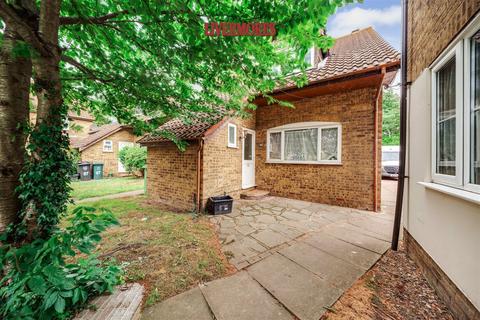 3 bedroom end of terrace house for sale, Falcon Close, Dartford