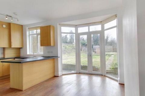 3 bedroom house to rent, High Road, London, N2