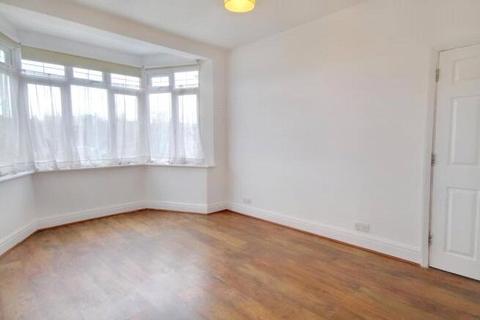 3 bedroom house to rent, High Road, London, N2