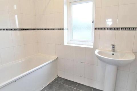 3 bedroom house to rent, High Road, London, N2