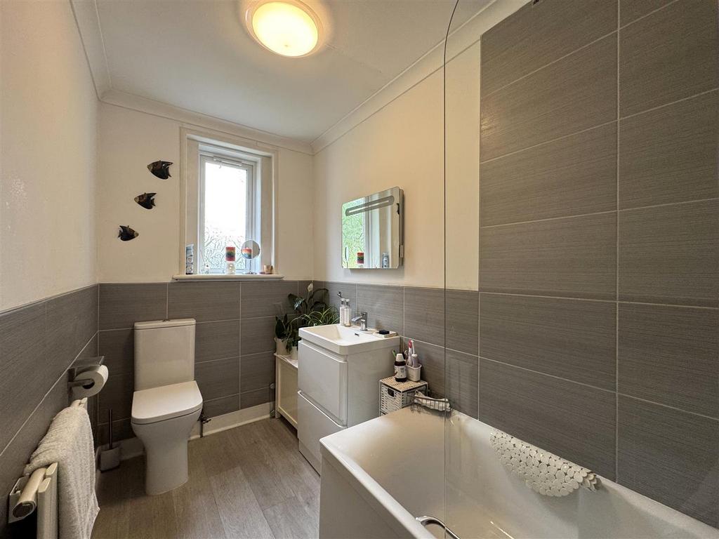 Bathroom 1.jpg