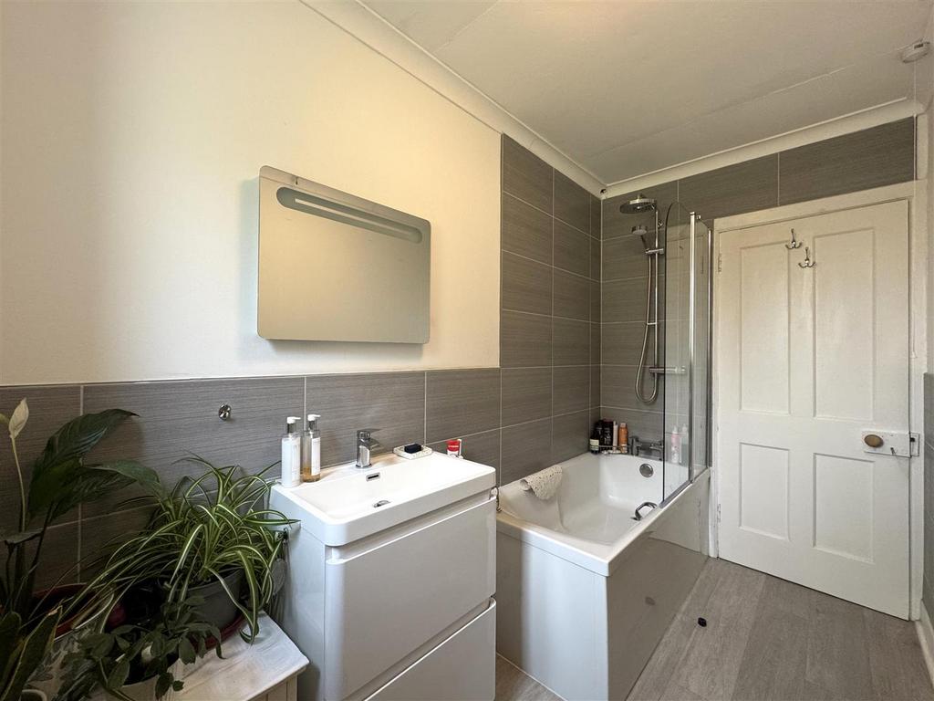 Bathroom 2.jpg