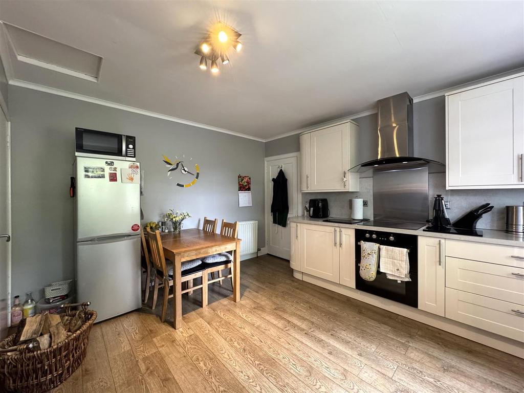 Kitchen 2.jpg