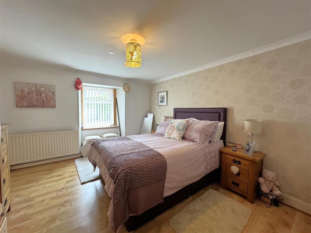G floor bedroom 1.2.jpg