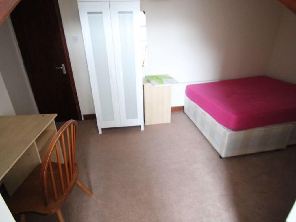 A neat and simple single bedroom featuring a si...