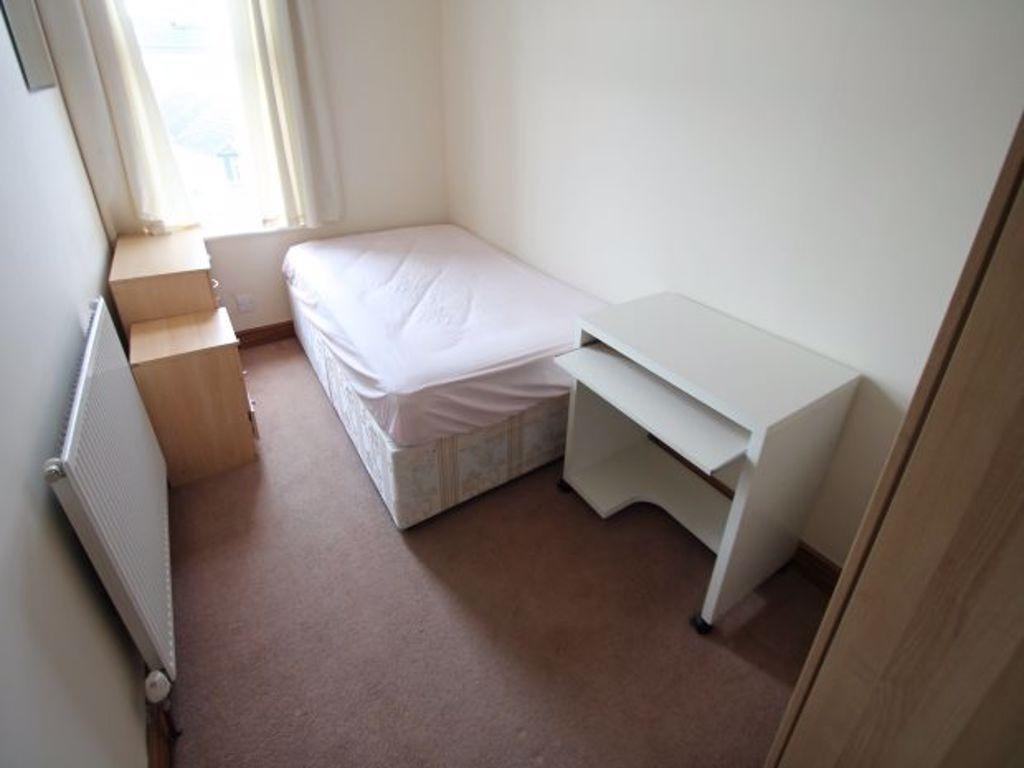 A bright and tidy single bedroom featuring a la...