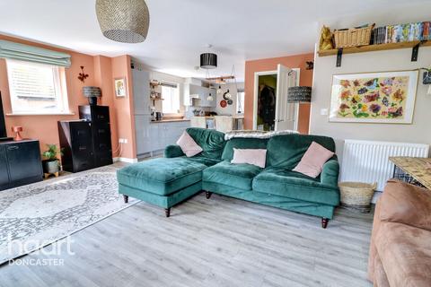 9 Asgolds Way, Askern, Doncaster, DN6 0FF