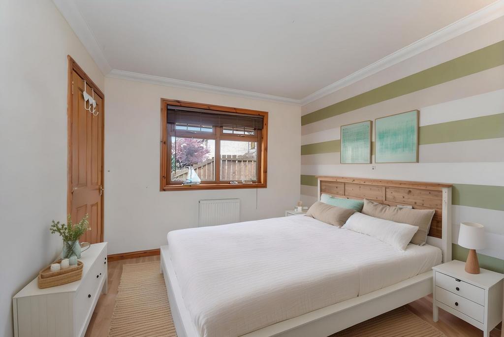Bed 5/Play Room