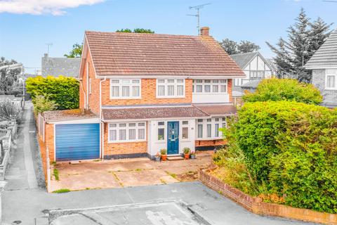10 Brackendale Close, Hockley, SS5 5AP