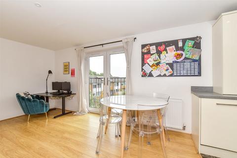 2 bedroom flat for sale, Shipbourne Road, Tonbridge, Kent