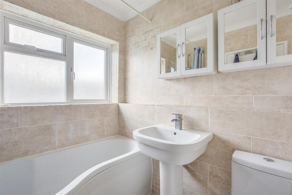 2 Mayflower Close, HP17 8 QH-8.jpg