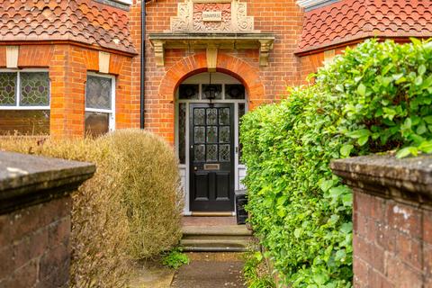 2 bedroom flat for sale, Hurst Road, Horsham, RH12