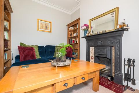 2 bedroom flat for sale, Hurst Road, Horsham, RH12